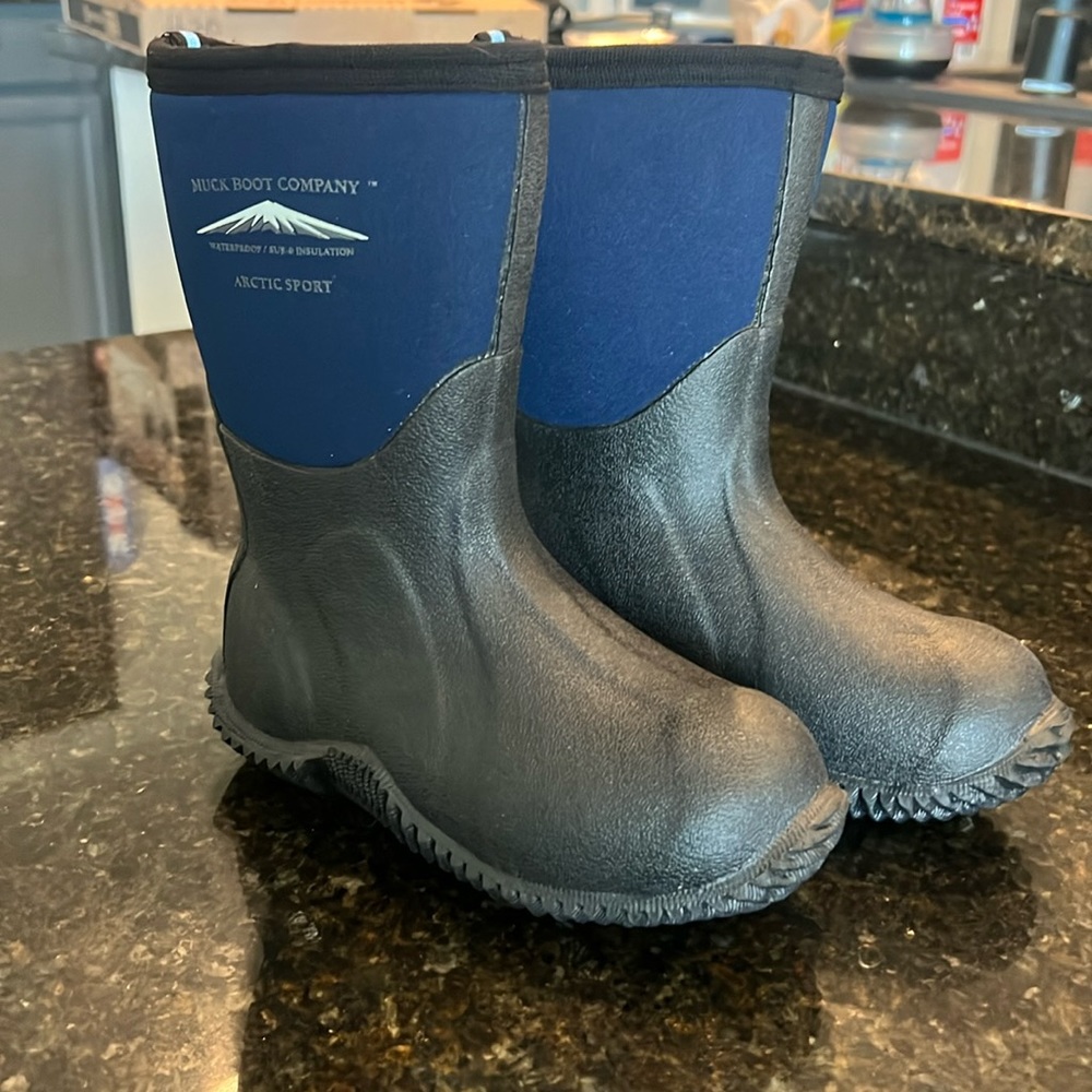 Kids size 11 Muck Boot